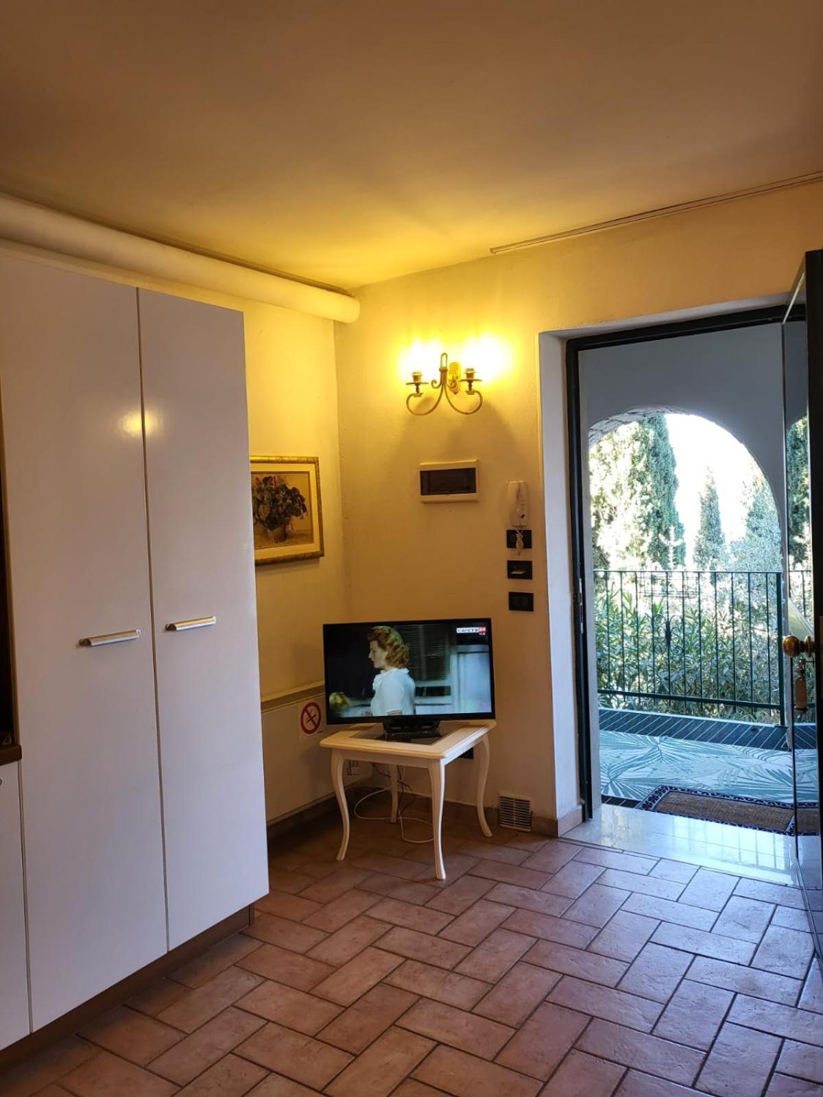 Wonderful Lake View Apartments With Pool With Breakfast Gardasee Torri Del Benaco Exterior photo