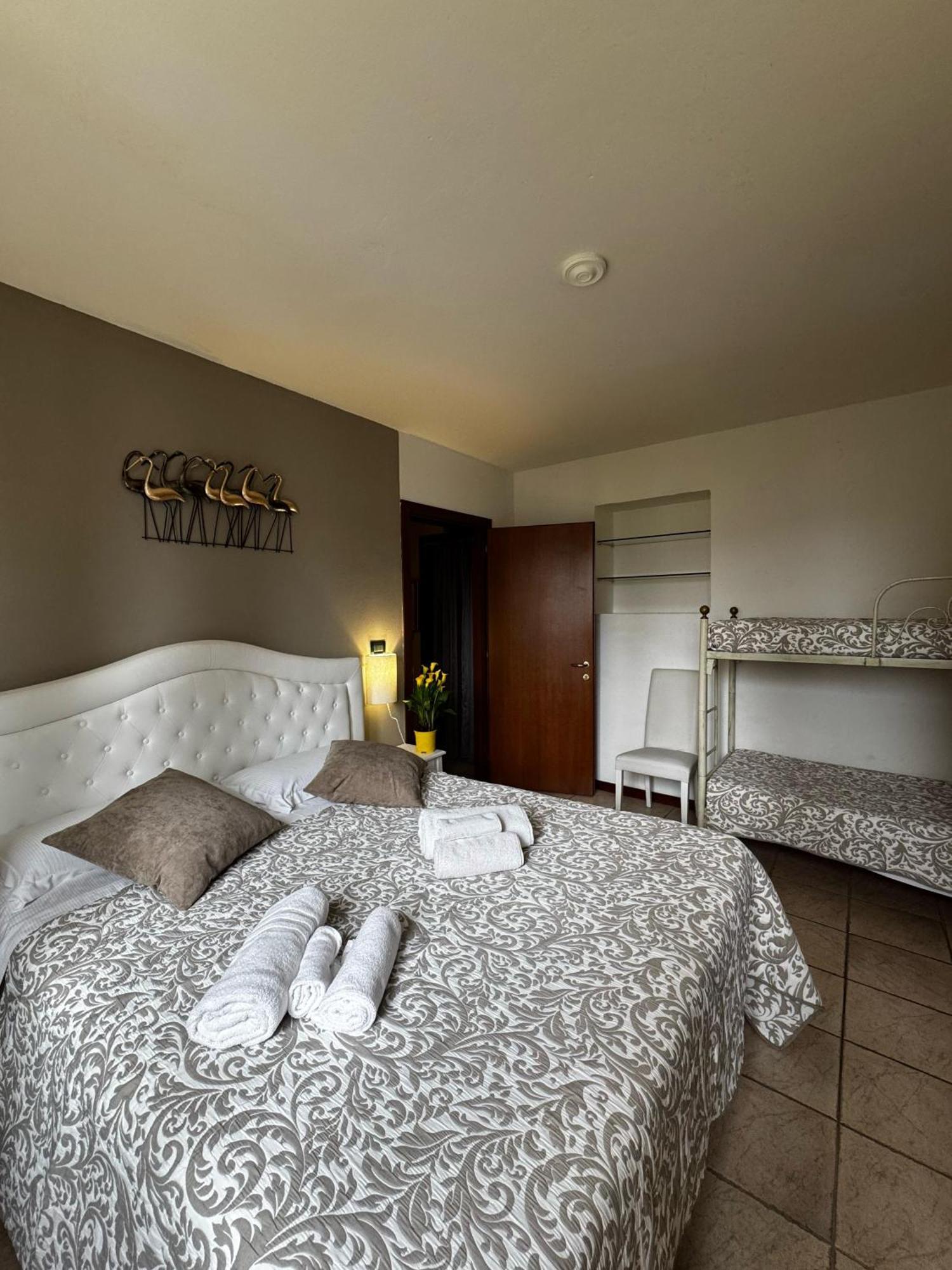Wonderful Lake View Apartments With Pool With Breakfast Gardasee Torri Del Benaco Exterior photo