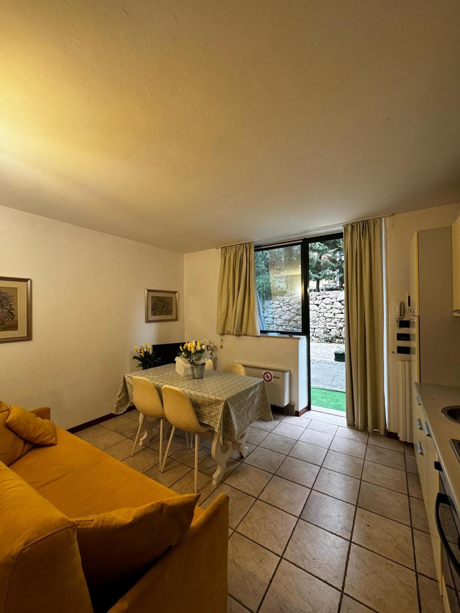 Wonderful Lake View Apartments With Pool With Breakfast Gardasee Torri Del Benaco Exterior photo