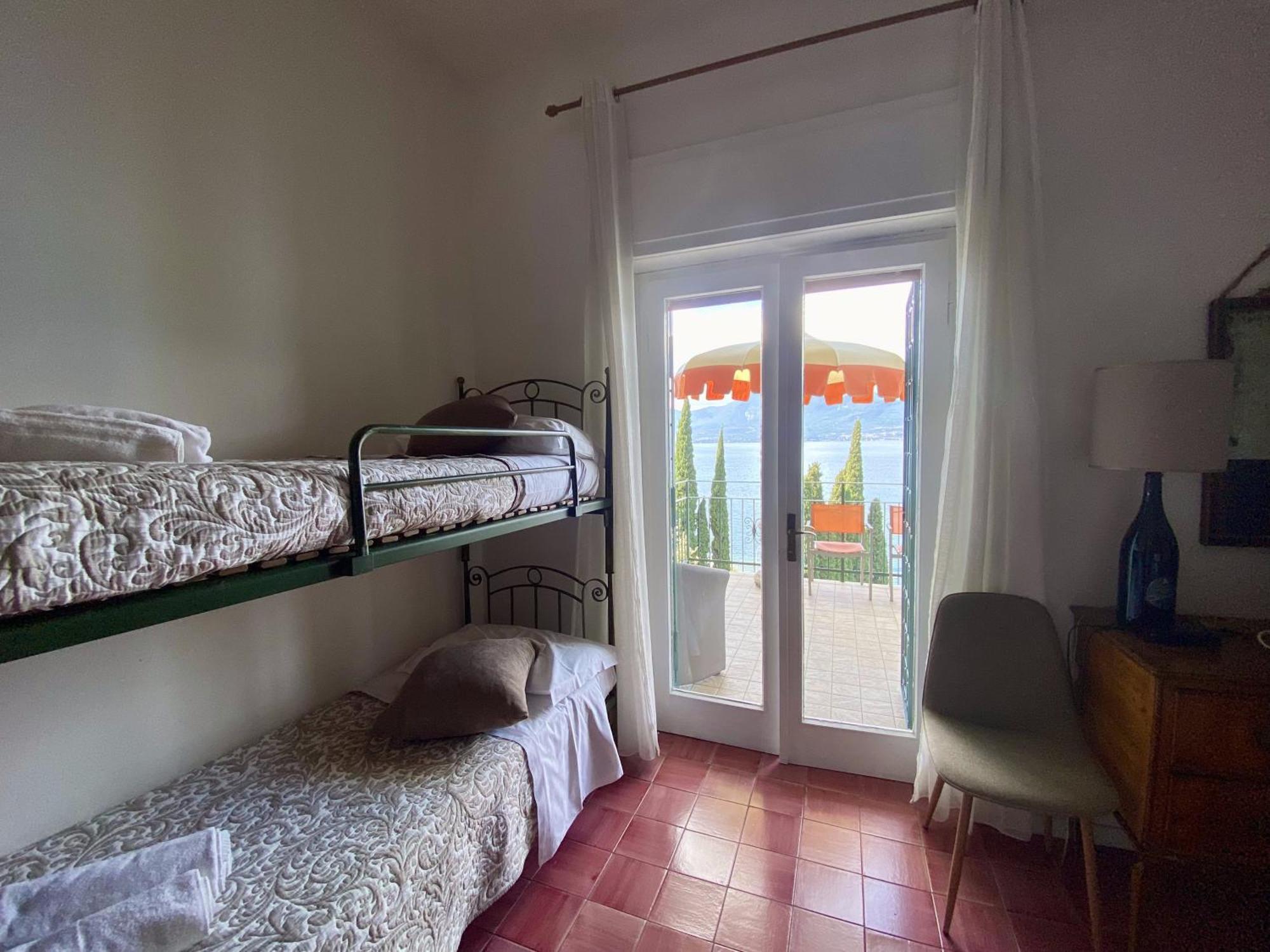Wonderful Lake View Apartments With Pool With Breakfast Gardasee Torri Del Benaco Exterior photo