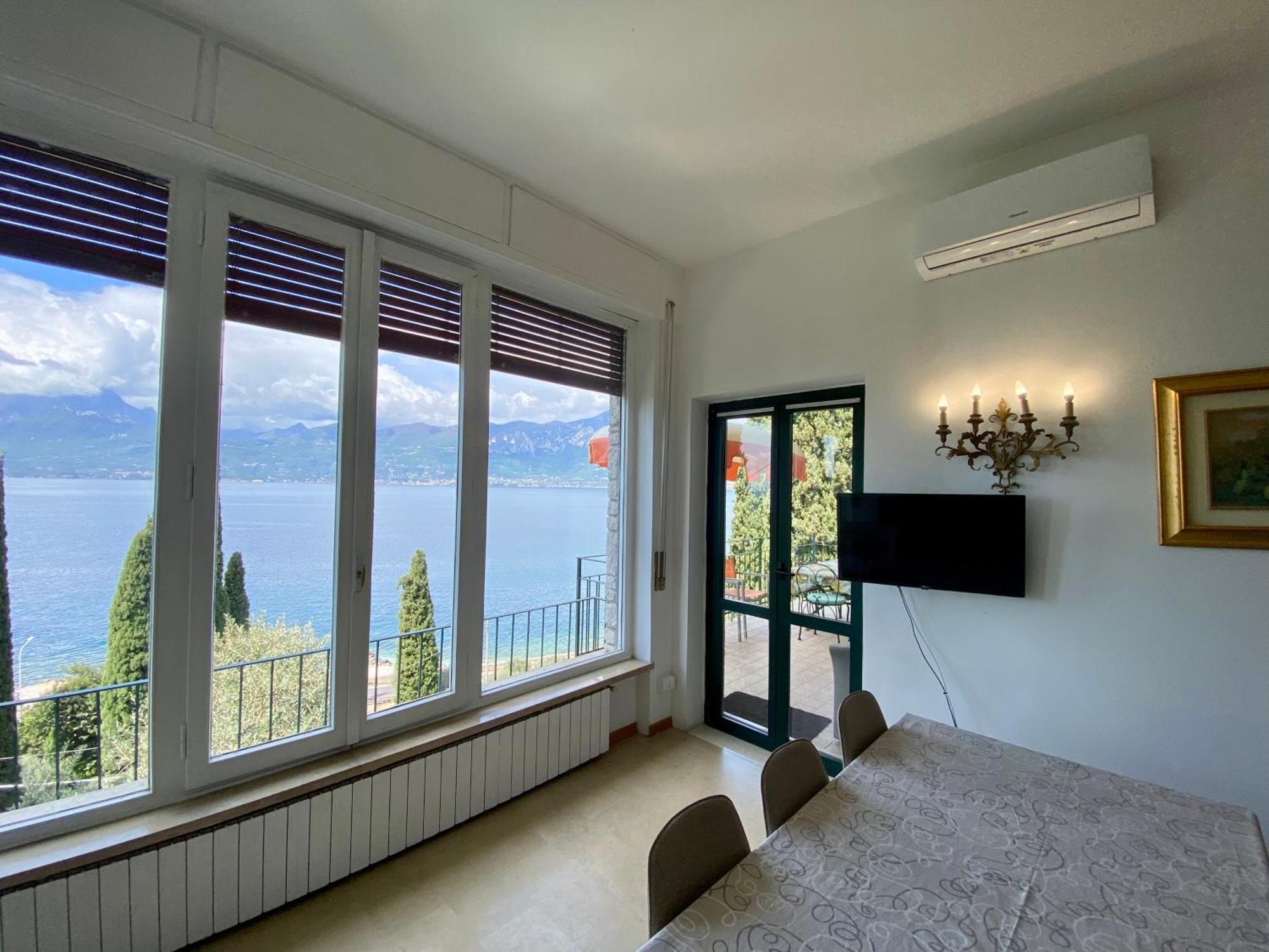 Wonderful Lake View Apartments With Pool With Breakfast Gardasee Torri Del Benaco Exterior photo