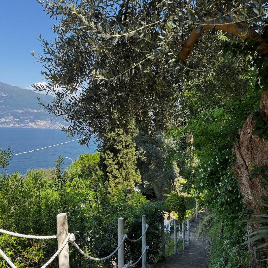 Wonderful Lake View Apartments With Pool With Breakfast Gardasee Torri Del Benaco Exterior photo